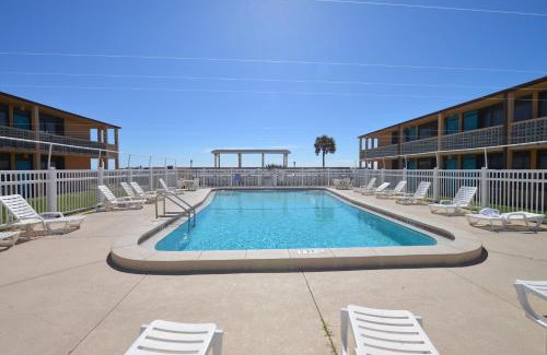 St. George Island Hotel | Oceanfront Retreat at Buccaneer Inn with Pool & Pet-Friendly
