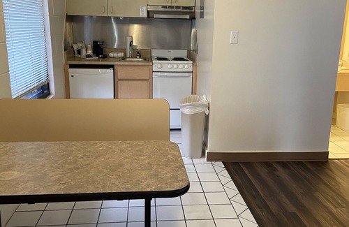 East End Hotel | Relaxing Buccaneer Inn with Ocean View and Pool Access