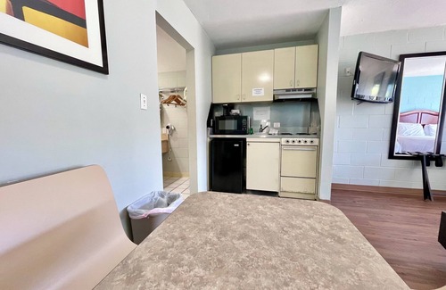 East End Hotel | Relaxing Buccaneer Inn with Ocean View and Pool Access
