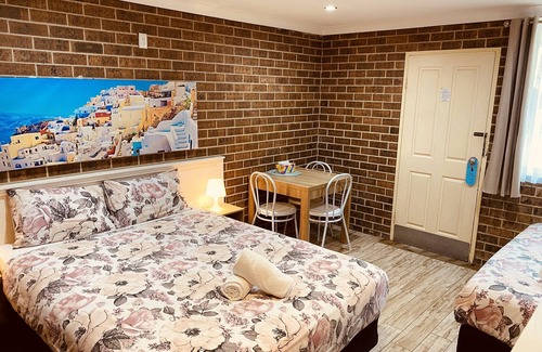 Long Jetty Hotel | Pet-Friendly Buccaneer Motel with Family Amenities Await