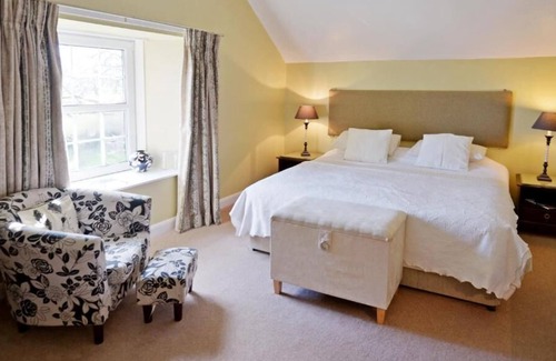 St Boswells Hotel | Inviting Buccleuch Arms: Family-Friendly Stay with Dining