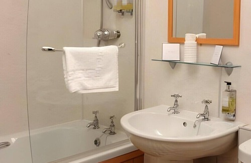 St Boswells Hotel | Inviting Buccleuch Arms: Family-Friendly Stay with Dining