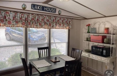 Springville House | Lakefront Buchanan Resort: Family Retreat with Breakfast