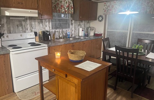 Springville House | Lakefront Buchanan Resort: Family Retreat with Breakfast