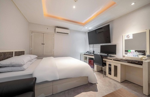 Sang-dong Hotel | Eco-Friendly Retreat at Bucheon Alps with Family Amenities