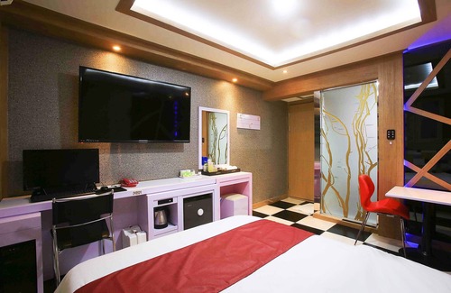 Bucheon Hotel | Eco-Friendly Getaway at Bucheon Some with Hot Tub