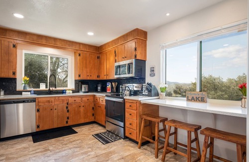 Yosemite Forks House | Cozy Buckeye Bungalow with Hot Tub and Scenic Views