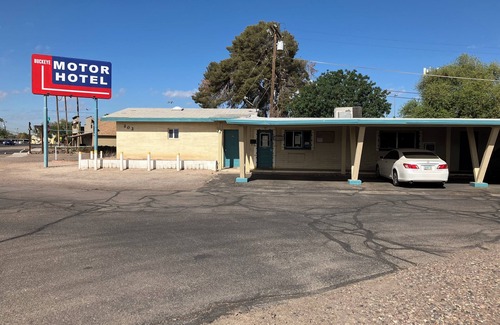 Buckeye Hotel | Budget-Friendly Stay at Buckeye Motor Hotel with Breakfast