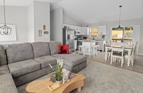 Dry Ridge House | Bud's Place: Family Friendly Spacious 5-bedroom 3 bath house with 3 KING BEDS