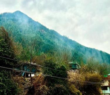Kasol Hotel | Family-Friendly Buddha House 2 with Relaxing Hot Tub