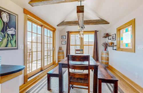 Boothbay Harbor Apartment | Experience Buddy's Barrel House: Family and Pet Friendly Retreat