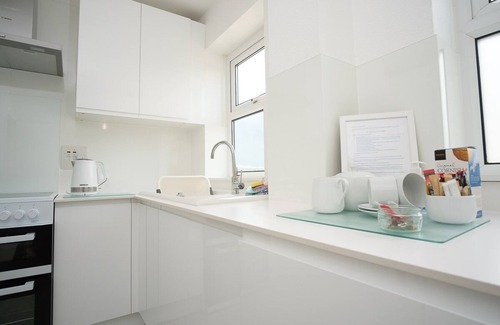 Bude Apartment | Coastal Retreat with Ocean View & Pool – Rated 9.8/10