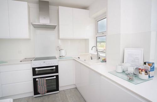 Bude Apartment | Coastal Retreat with Ocean View & Pool – Rated 9.8/10