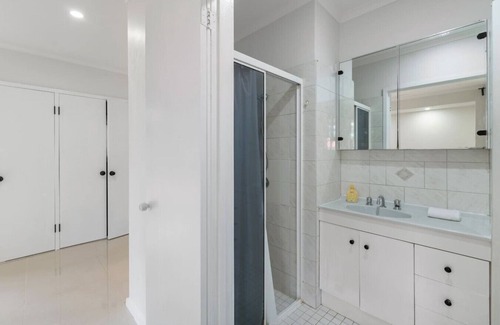 Robertson Condo | Budget 1-Bed Studio Near Top Malls & Transit!