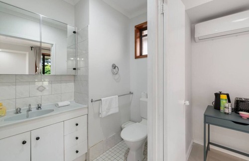 Robertson Condo | Budget 1-Bed Studio Near Top Malls & Transit!