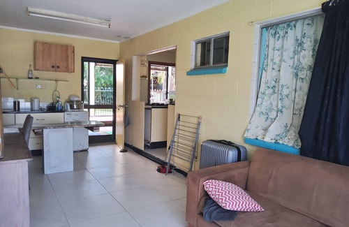 Woree House | Spacious 3Br Retreat with Pool, Spa & Two Kitchens