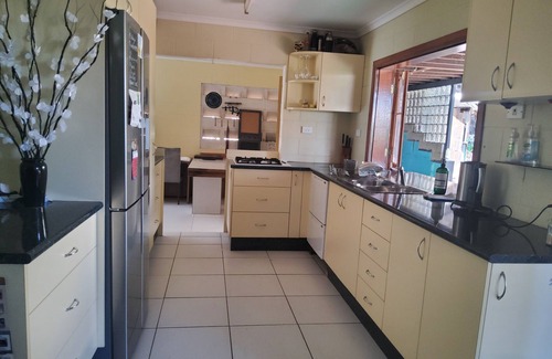 Woree House | Spacious 3Br Retreat with Pool, Spa & Two Kitchens