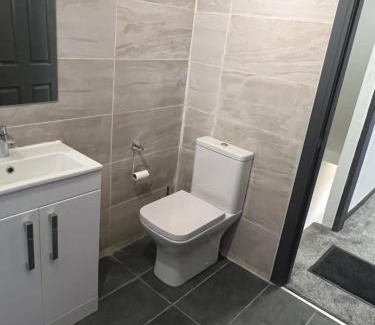 Barrow upon Trent House | Eco-Friendly Nano Rooms with Hot Tub for Family Comfort