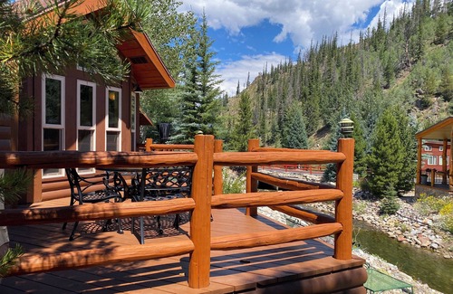 Breckenridge Ski Chalet | Budget-Friendly Bungalow on the Scenic Swan River