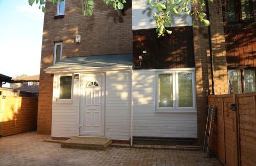 Thamesmead East Ski Chalet | Budget-Friendly Ensuite Room for Families in Thamesmead