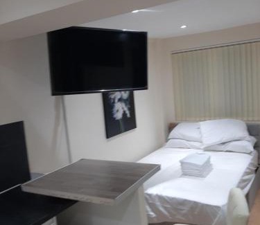 Thamesmead East Ski Chalet | Budget-Friendly Ensuite Room for Families in Thamesmead