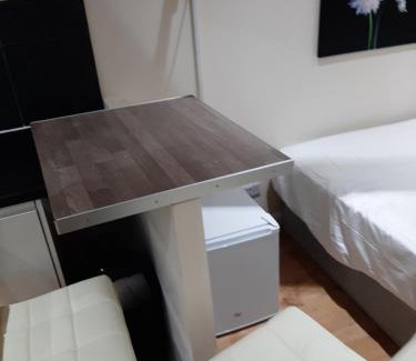 Thamesmead East Ski Chalet | Budget-Friendly Ensuite Room for Families in Thamesmead