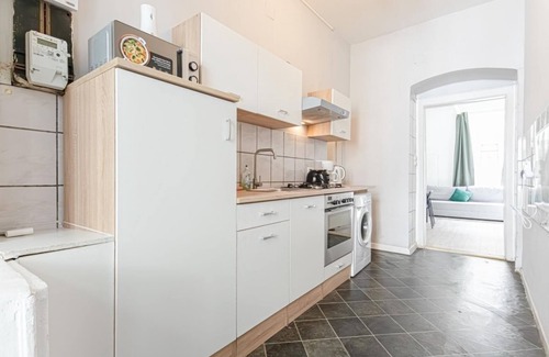Rudolfsheim-Funfhaus Apartment | Affordable 2+1 Haven: Family-Friendly Retreat in Central Vienna