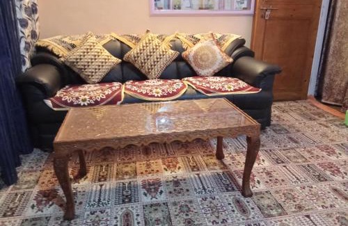 Rajbagh House | Budget-Friendly House Rajbagh: Breakfast & Family Welcome