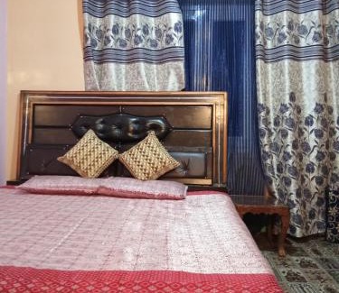 Rajbagh House | Budget-Friendly House Rajbagh: Breakfast & Family Welcome