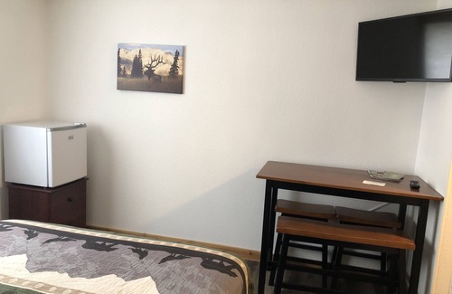 Deadwood Hotel | Cozy Pet-Friendly Room 110 with Breakfast & Kitchen Access
