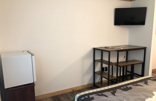 Deadwood Hotel | Cozy Room 105: Family-Friendly with Kitchen & Breakfast