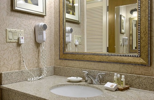 Wenatchee Resort | Affordable Hotel in Washington: Pool, Free Parking & Pets Welcome
