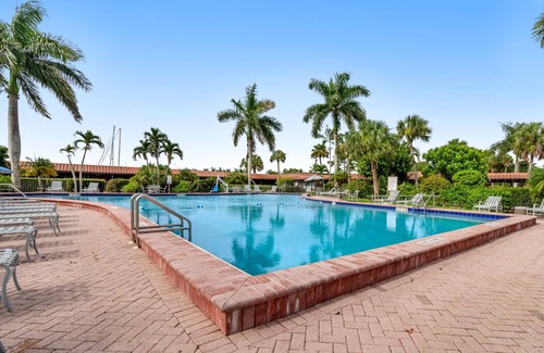 Naples House | Budget-Friendly Retreat with Pool, Sauna & Game Room