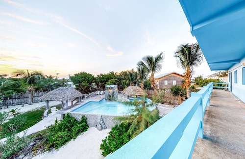 Caye Caulker House | Budget Suite with WiFi, Pool & Bike Access to the Beach