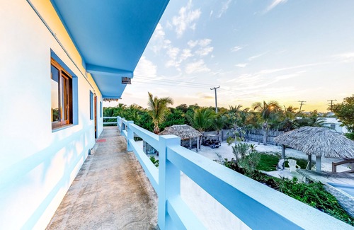 Caye Caulker House | Budget Suite with WiFi, Pool & Bike Access to the Beach