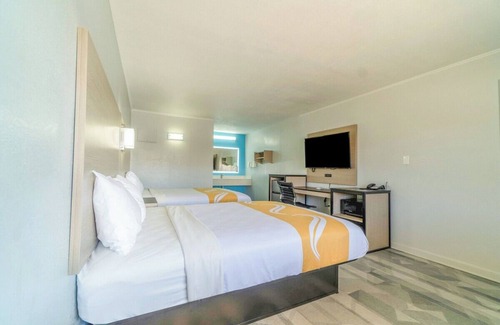 Pleasanton Hotel | Budget-Friendly Unit Near Palmer Ranch & Restaurants