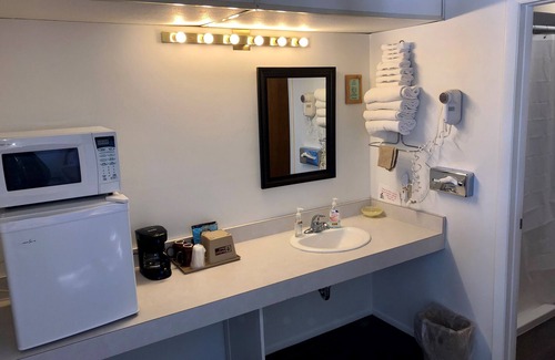 Ironwood Hotel | Budget-Friendly Cloverland Motel with Great Amenities