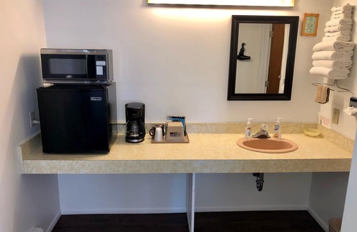 Ironwood Hotel | Budget-Friendly Cloverland Motel with Great Amenities