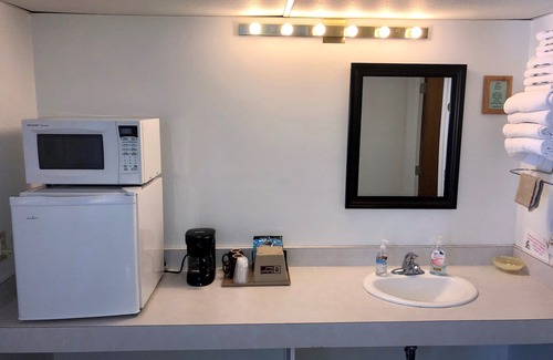 Ironwood Hotel | Budget-Friendly Cloverland Motel with Great Amenities