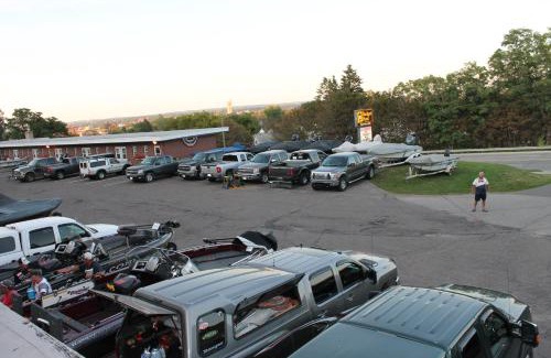 Sault Ste. Marie Hotel | Pet-Friendly Retreat at Budget Host Crestview Inn