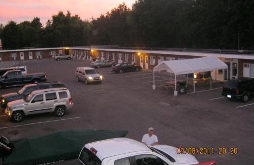 Sault Ste. Marie Hotel | Pet-Friendly Retreat at Budget Host Crestview Inn