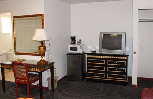 Junction City Hotel | Budget-Friendly Stay at Golden Wheat Motel with Breakfast & More