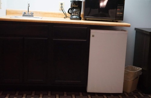 Fridley Hotel | Affordable Family Stay at Budget Host Inn Fridley