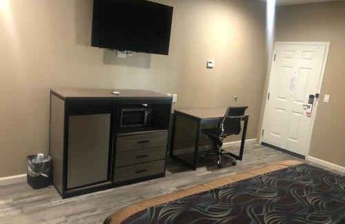 Sugar Land Hotel | Pet-Friendly Comfort at Budget Host Inn & Suites