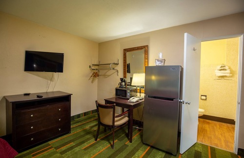 Gilman Hotel | Budget Host Inn: Family-Friendly Stay with Breakfast Included