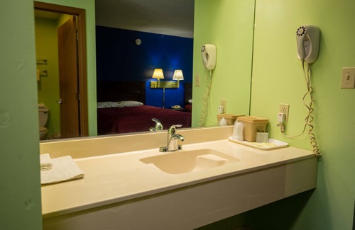 Gilman Hotel | Budget Host Inn: Family-Friendly Stay with Breakfast Included