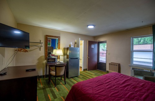 Gilman Hotel | Budget Host Inn: Family-Friendly Stay with Breakfast Included