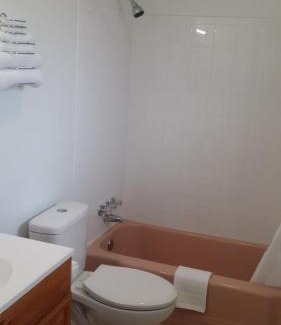 Breezewood Hotel | Affordable Stay at Budget Inn Breezewood with Breakfast