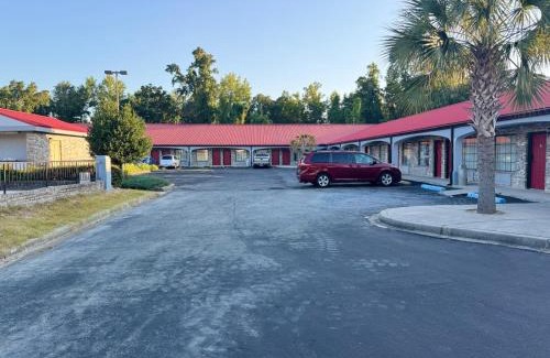 St. George Hotel | Budget Inn: Pet-Friendly Stay with Complimentary Breakfast