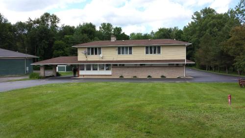 Fairport Hotel | Budget-Friendly Stay at Budget Inn Fairport with Family Perks